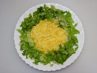 14、圣诞花环沙拉盘,围绕着蛋饼摆好一圈。