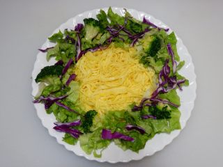 16、圣诞花环沙拉盘,适量的放上一些点缀