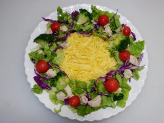 19、圣诞花环沙拉盘,放入小番茄。