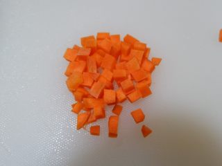 20、圣诞花环沙拉盘,胡萝卜切成小丁