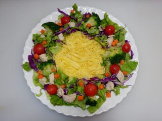 21、圣诞花环沙拉盘,均匀的点缀在上面。