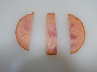 22、圣诞花环沙拉盘,先取中间最长的一部分，切成1CM宽的长片