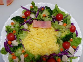 23、圣诞花环沙拉盘,将两头像中间折进去摆在蛋饼上方