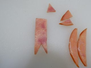 24、圣诞花环沙拉盘,在底部切出一个三角形