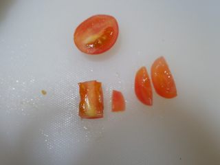 26、圣诞花环沙拉盘,取一个小番茄。切掉圆形的边角。取中间的长条状。