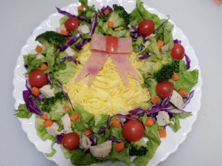 28、圣诞花环沙拉盘,摆在蝴蝶结上。OK~完成了。