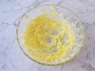 4、抹茶曲奇,再用电动打蛋器打发至蓬松发白