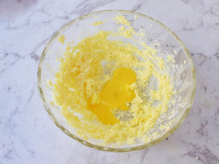 5、抹茶曲奇,再分三次加入鸡蛋液