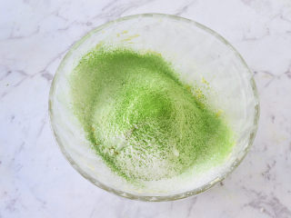 8、抹茶曲奇,将低筋面粉和抹茶粉混合均匀后筛入黄油混合物中