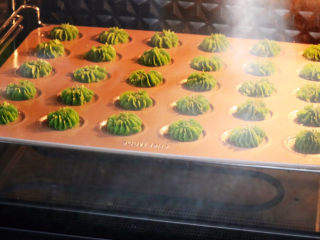 11、抹茶曲奇,放入预热好的烤箱，上下火150度，中层烘烤15-20分钟左右