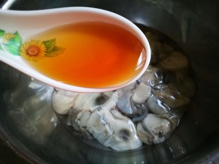 1、牡蛎菠菜,牡蛎洗净 加入料酒 少许盐