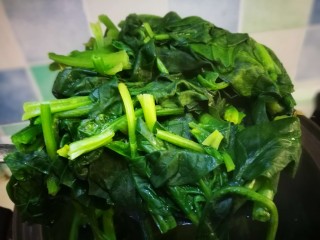 5、牡蛎菠菜,焯水捞出