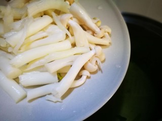 6、牡蛎菠菜,海鲜菇洗净切段焯水