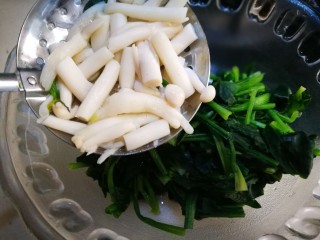 7、牡蛎菠菜,捞出倒入菠菜碗中