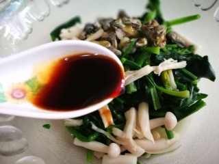9、牡蛎菠菜,加入少许盐白糖姜汁和生抽