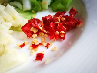 13、牡蛎菠菜,小辣椒切碎