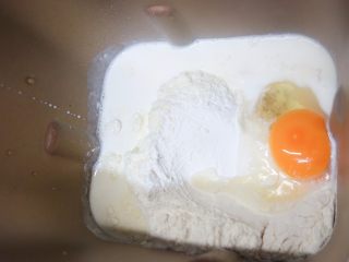 1、海鲜小鸡披萨,	饼皮材料放入面包机，直接按揉面，因为不是做吐司所以对面团要求不高，可以一次性加入所有材料，水的话预留一部分，因为每个面粉的吸水量还是会