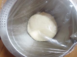 3、海鲜小鸡披萨,	盖上保鲜膜室温发酵到2.5倍大不塌陷不会缩即可