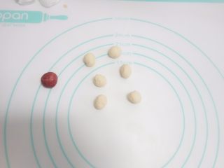 5、海鲜小鸡披萨,	排气后取一部分揉进红曲粉备用，再分出六个每个2g的面团做小鸡翅膀