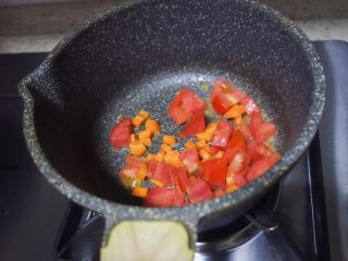 8、海鲜小鸡披萨,用锅将胡萝卜丁跟番茄炒一下脱水