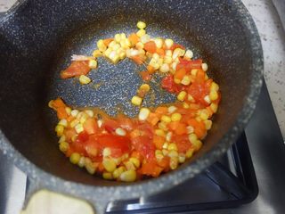 9、海鲜小鸡披萨,	再加入玉米粒炒一下到这个状态即可