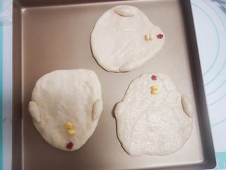 11、海鲜小鸡披萨,红色面团用模具压出一个花，玉米粒做小鸡的嘴巴