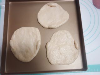 10、海鲜小鸡披萨,将面团擀成上下大的形状放在屋诺金盘里，六个小面团搓成橄榄形放在旁边就是翅膀