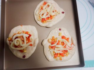 12、海鲜小鸡披萨,	小鸡上放上马苏里拉蔬菜加虾仁等最后盖上适量马苏里拉