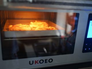 13、海鲜小鸡披萨,烤箱预热180度中层烤15分钟左右，