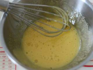 1、香葱肉松蛋糕卷,蛋黄加盐，细砂糖搅拌均匀。