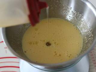 2、香葱肉松蛋糕卷,再加入玉米油，朗姆酒，牛奶拌匀。