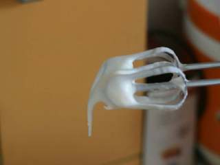 4、香葱肉松蛋糕卷,蛋白分3次加入细砂糖打发到弯钩的状态。