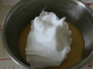 5、香葱肉松蛋糕卷,取一部分和蛋黄胡混合。