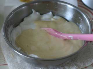 6、香葱肉松蛋糕卷,再将面糊倒回蛋白里拌匀。