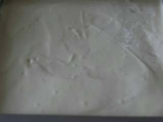 8、香葱肉松蛋糕卷,倒入面糊用刮板刮平，