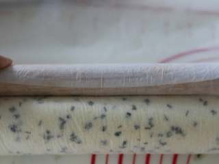 11、香葱肉松蛋糕卷,用擀面杖辅助卷起，放入冰箱冷藏定型。