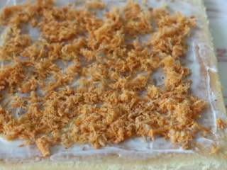 10、香葱肉松蛋糕卷,蛋糕卷放凉后，放在油纸上，有葱花的一面冲下。抹沙拉酱，放一层肉松，多少随意就行。