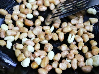 5、超下酒菜之香菜花生米,再倒入一点点油，小火炒至表面略微发黄，盛出。不要炒糊了，颜色有点发黄就关火。