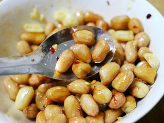 8、超下酒菜之香菜花生米,接着加入生抽，醋，辣椒油，味精，拌匀。