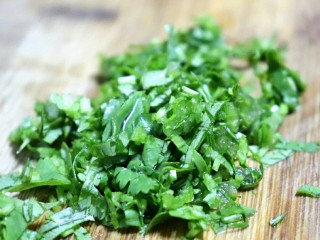9、超下酒菜之香菜花生米,把香菜洗净，切成非常碎的末。