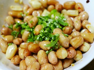 10、超下酒菜之香菜花生米,把香菜末倒入碗中，拌匀即可。
