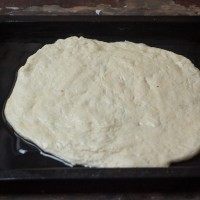 1、培根披萨,首先当然是先和面，和面时候我手上都是面粉，操作不了相机，就没拍了。总之我这也是第一次和面，先两碗面粉，一碗牛奶拌起来哟，牛奶里放点酵母和少量的盐巴，记得用筷子或者勺子来拌，把面和好放着发酵2小时这样。