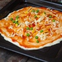 3、培根披萨,撒点乱七八糟的玉米，青豆，胡萝卜上去，然后，这里可以先铺一层芝士。