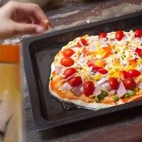 4、培根披萨,后在上一层，又放点什么培根啊，洋葱啊，圣女果之类的，看自己喜欢弄好看点