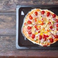 5、培根披萨,放进预热过的200度的烤箱里面烤20分钟。