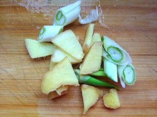 1、#猪年##猪五花# 蒜泥白肉,葱姜切片