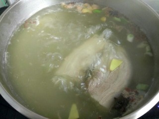 3、#猪年##猪五花# 蒜泥白肉,大火烧开，烧开三十分钟，五花肉用筷子插动，关火