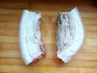 4、#猪年##猪五花# 蒜泥白肉,把五花肉捞出晾凉