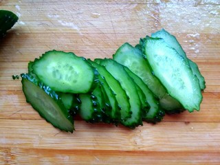 5、#猪年##猪五花# 蒜泥白肉,黄瓜切片