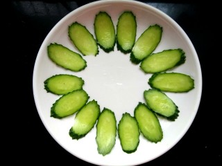 6、#猪年##猪五花# 蒜泥白肉,摆入盘中